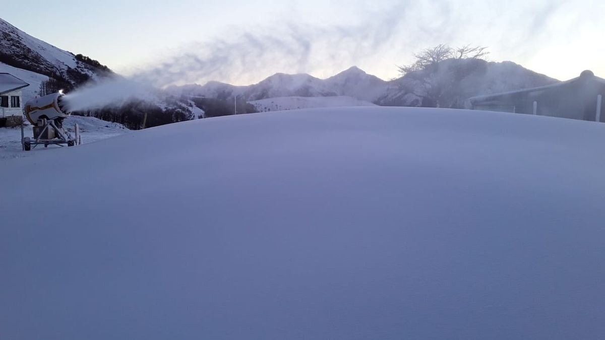 El Centro de Esqu&iacute; Cerro Bayo ya tiene colocados los ca&ntilde;ones de nieve a la espera de la activaci&oacute;n del turismo el pr&oacute;ximo 9 de julio.