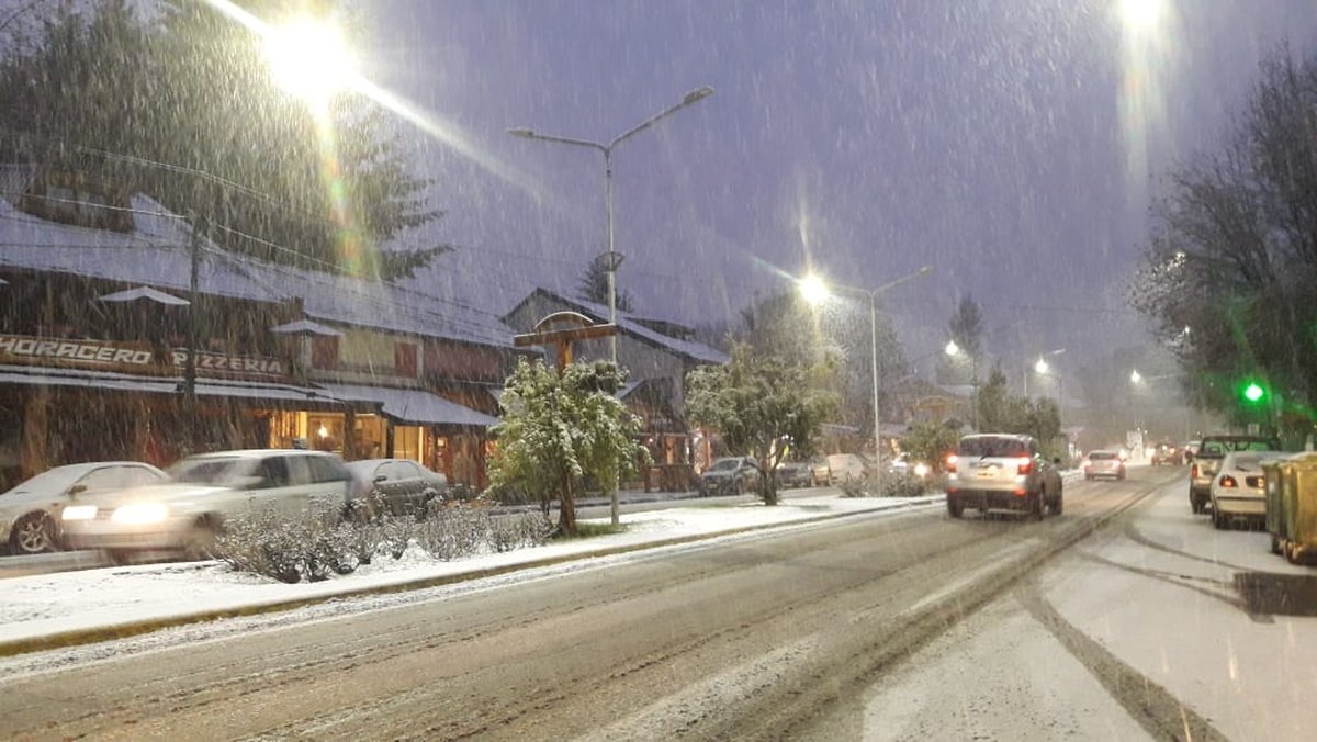 Villa La Angostura vive este viernes su primera nevada del a&ntilde;o.