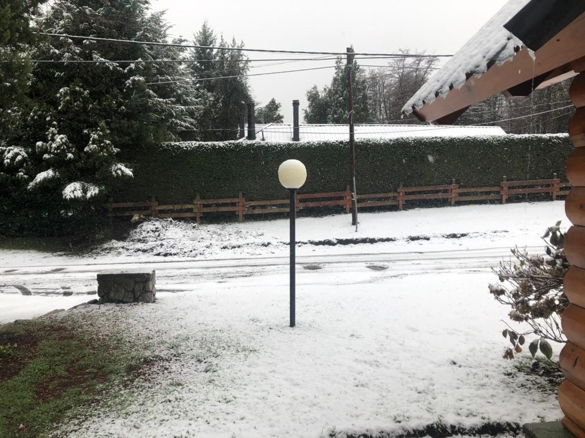 Este viernes el tiempo continuar&aacute; fr&iacute;o y nublado en Villa La Angostura con posibilidad de lluvias y la continuidad de nevadas.