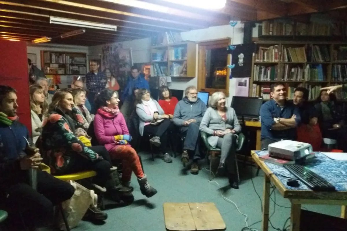 Foto pre-pandemia: La Biblioteca Popular de Villa La Angostura ya cuenta con m&aacute;s de 29 mil ejemplares y busca llegar a 30 mil por sus 30 a&ntilde;os. 