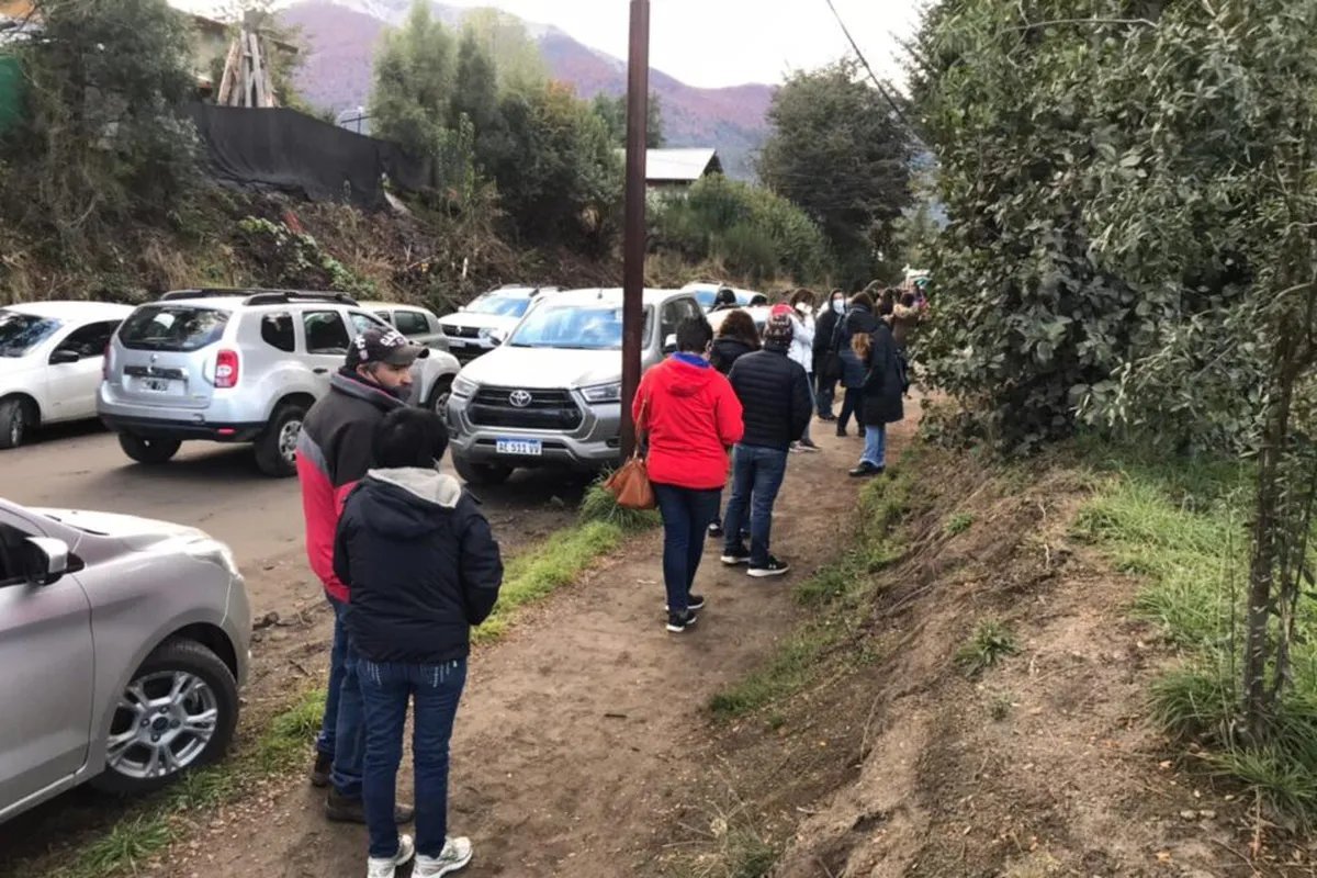 Los vecinos de Villa La Angostura realizan la fila para recibir sus vacunas tras el llamado del Hospital Arraiz.
