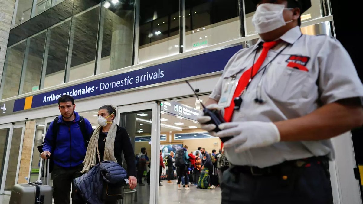 Hasta el momento, desde el Ministerio de Salud informan que en Argentina no se han confirmado casos con variante Delta en personas sin antecedentes de viaje al exterior o relacionados con un viajero internacional.