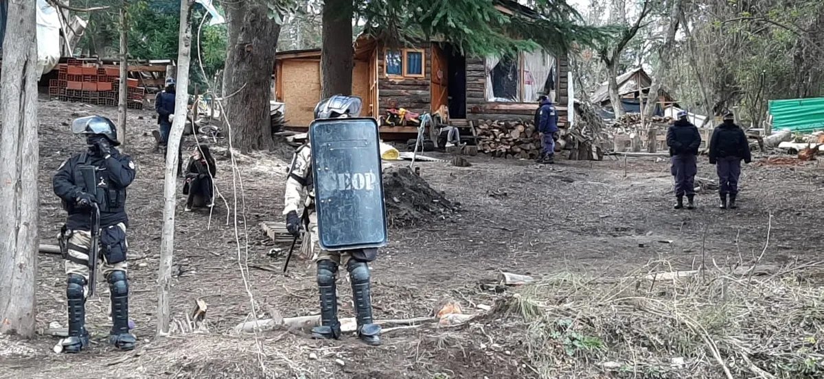 Ocho personas fueron detenidas en Angostura durante el operativo que solicit&oacute; el Ministerio P&uacute;blico Fiscal de Neuqu&eacute;n y que fue realizado con personal de la Polic&iacute;a provincial en el predio del 