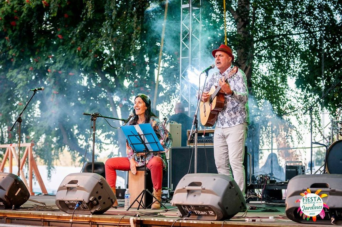 Fabiana y Miguel son una pareja de m&uacute;sicos argentinos que vivieron en Villa La Angostura durante 28 a&ntilde;os, pero, despu&eacute;s de jubilarse, emprendieron un viaje sin tiempos por toda Am&eacute;rica.
