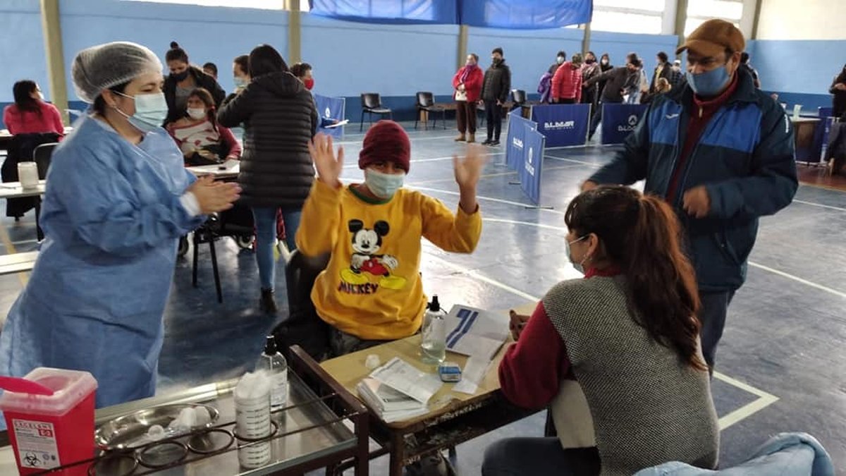 La campa&ntilde;a de vacunaci&oacute;n avanza en Villa La Angostura a adultos mayores de 18, y en l&iacute;nea con lo que ocurre a nivel provincial y nacional, ya se comenzaron a aplicar dosis a ni&ntilde;os y adolescentes entre 12 y 17 a&ntilde;os con factores de riesgo.