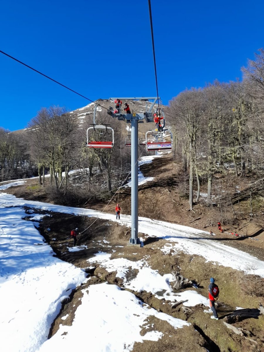 Esperando la llegada de grandes nevadas, pisteros socorristas practican tareas de rescate en Cerro Chapelco en San Mart&iacute;n de Los Andes con el objetivo de fortalecer sus conocimientos en la materia y poder brindar mayor seguridad a turistas y esquiadores residentes. Gentileza fotos: Carolina Adrogue.