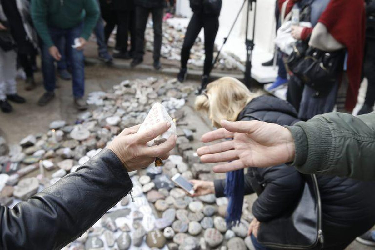 Marcha de las piedras: un homenaje a los fallecidos por coronavirus durante la pandemia