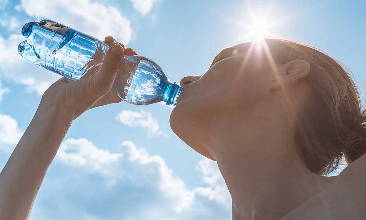 Una de las claves para una alimentaci&oacute;n saludable: tomar dos litros de agua por d&iacute;a.
