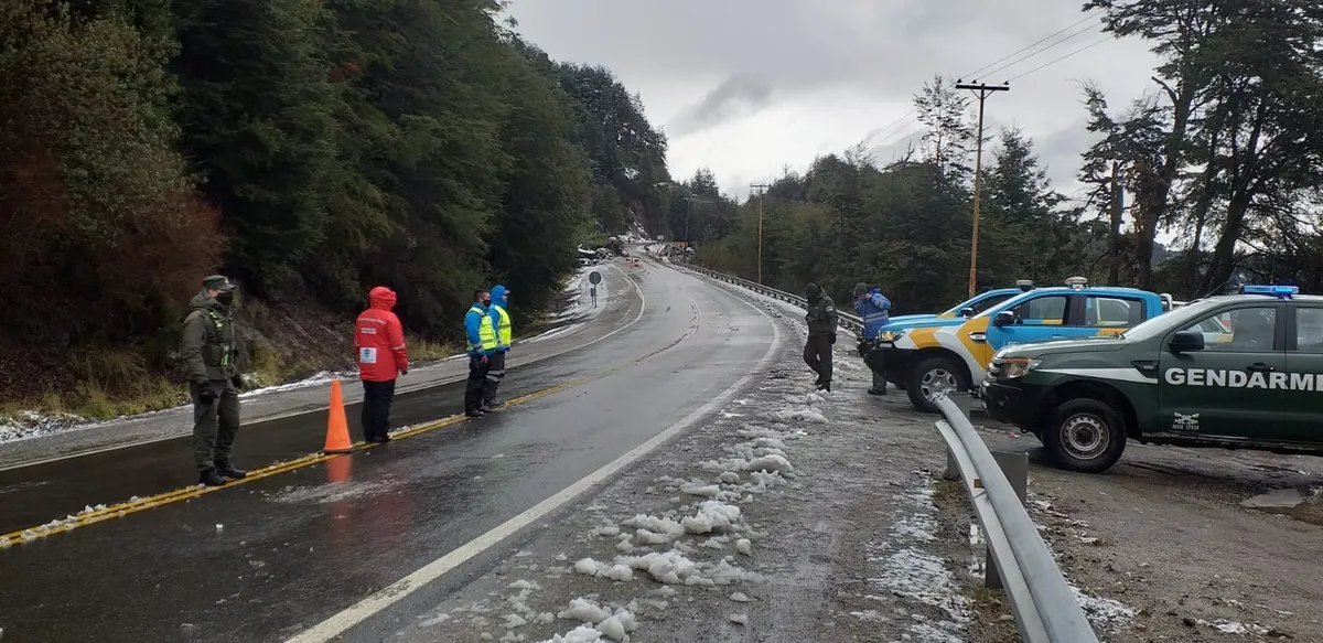 Gendarmer&iacute;a y personal del Municipio controla el tr&aacute;nsito horas despu&eacute;s del alud en Villa La Angostura.