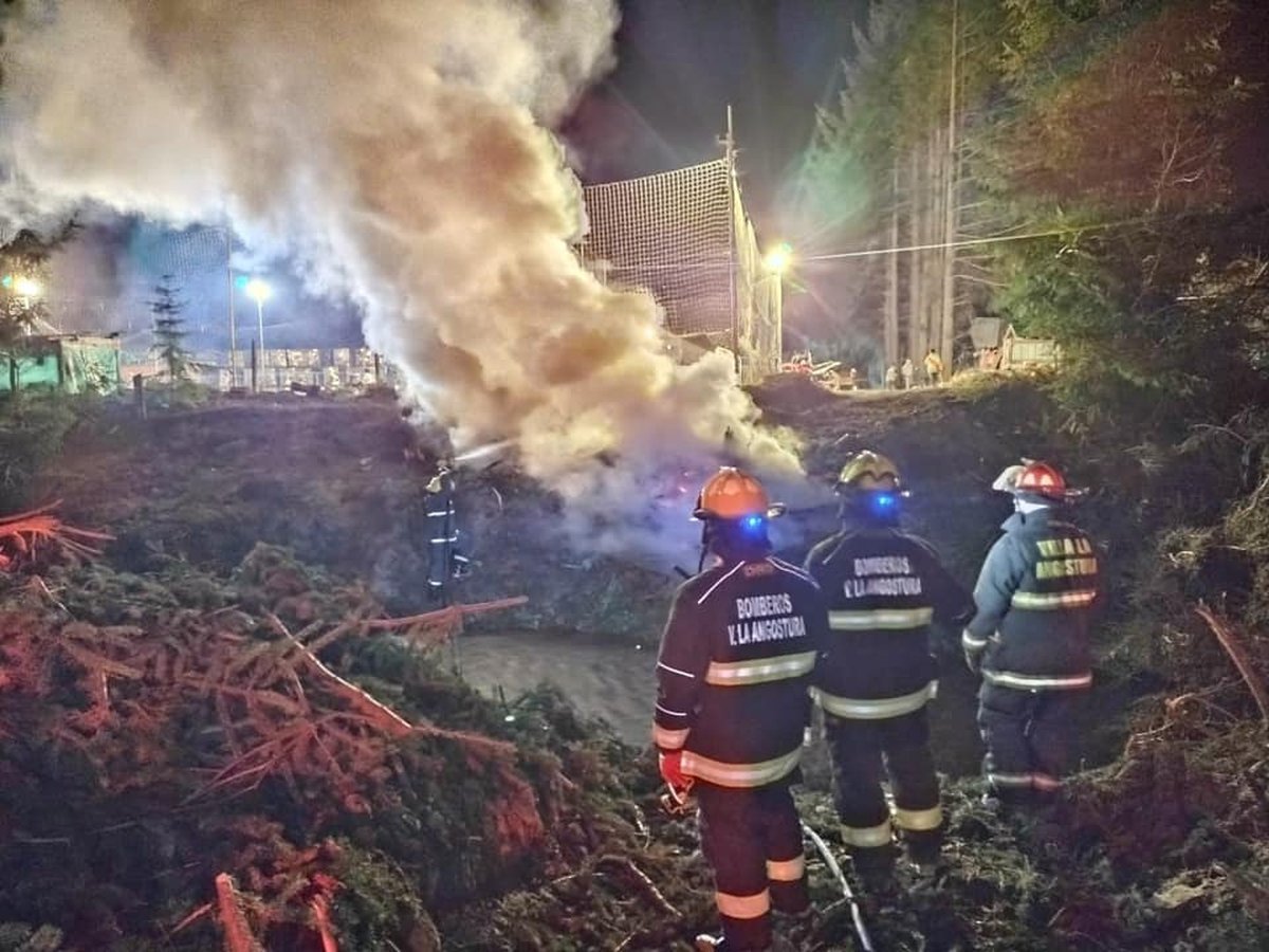 Bomberos de Villa La Angostura trabajan para contener un incendio en la localidad. (Foto de archivo).