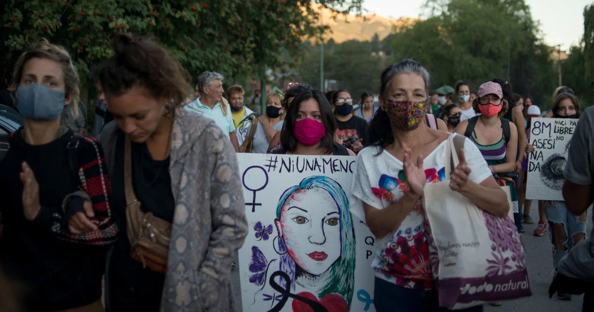 Marcha por el femicidio de Guadalupe en Villa La Angostura.
