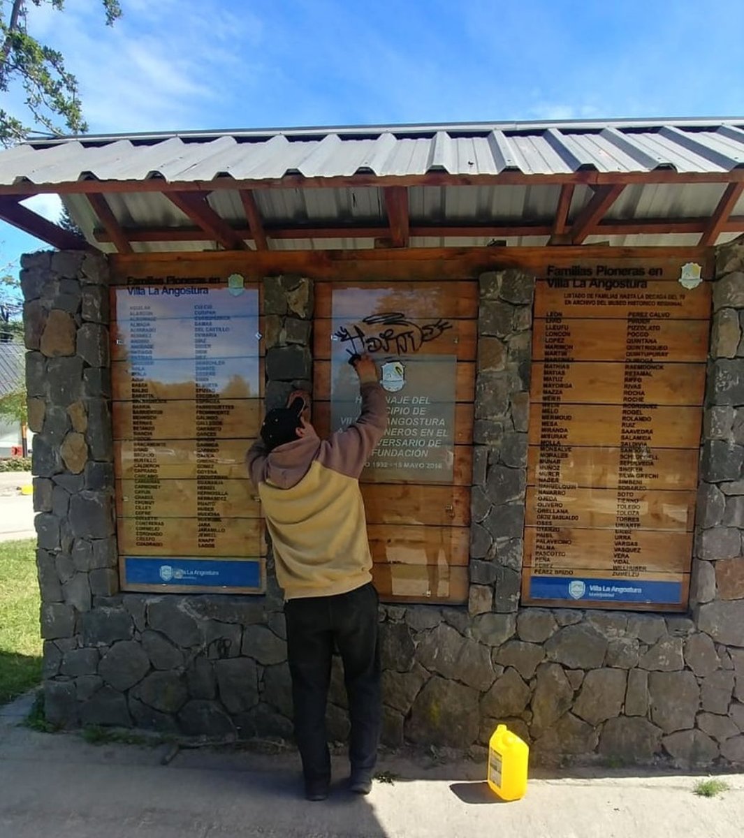 Jornada de limpieza en Villa La Angostura en un hist&oacute;rico monumento