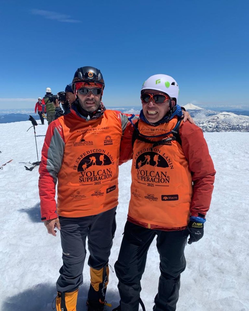 Miguel Manriquez y miembros de Puentes de Luz ascendieron a la cima del Volc&aacute;n Lan&iacute;n en San Mart&iacute;n de los Andes