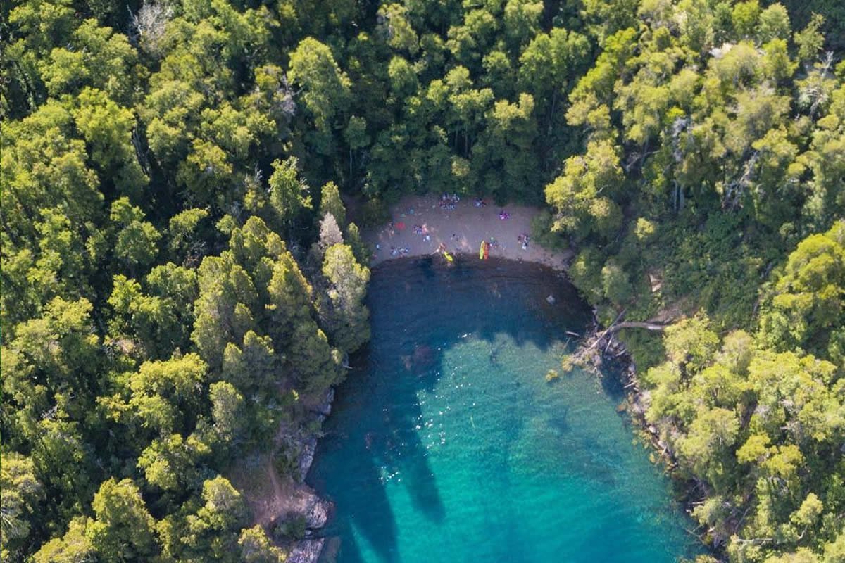 Turismo en San Mart&iacute;n de los Andes: vista &aacute;erea de la peque&ntilde;a playa Yuco en el Lago L&aacute;car