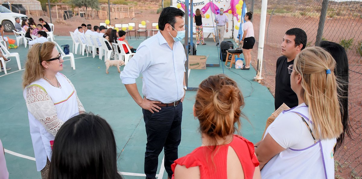El Ministro de Neuqu&eacute;n presente en la Escuela de Aguada San Roque