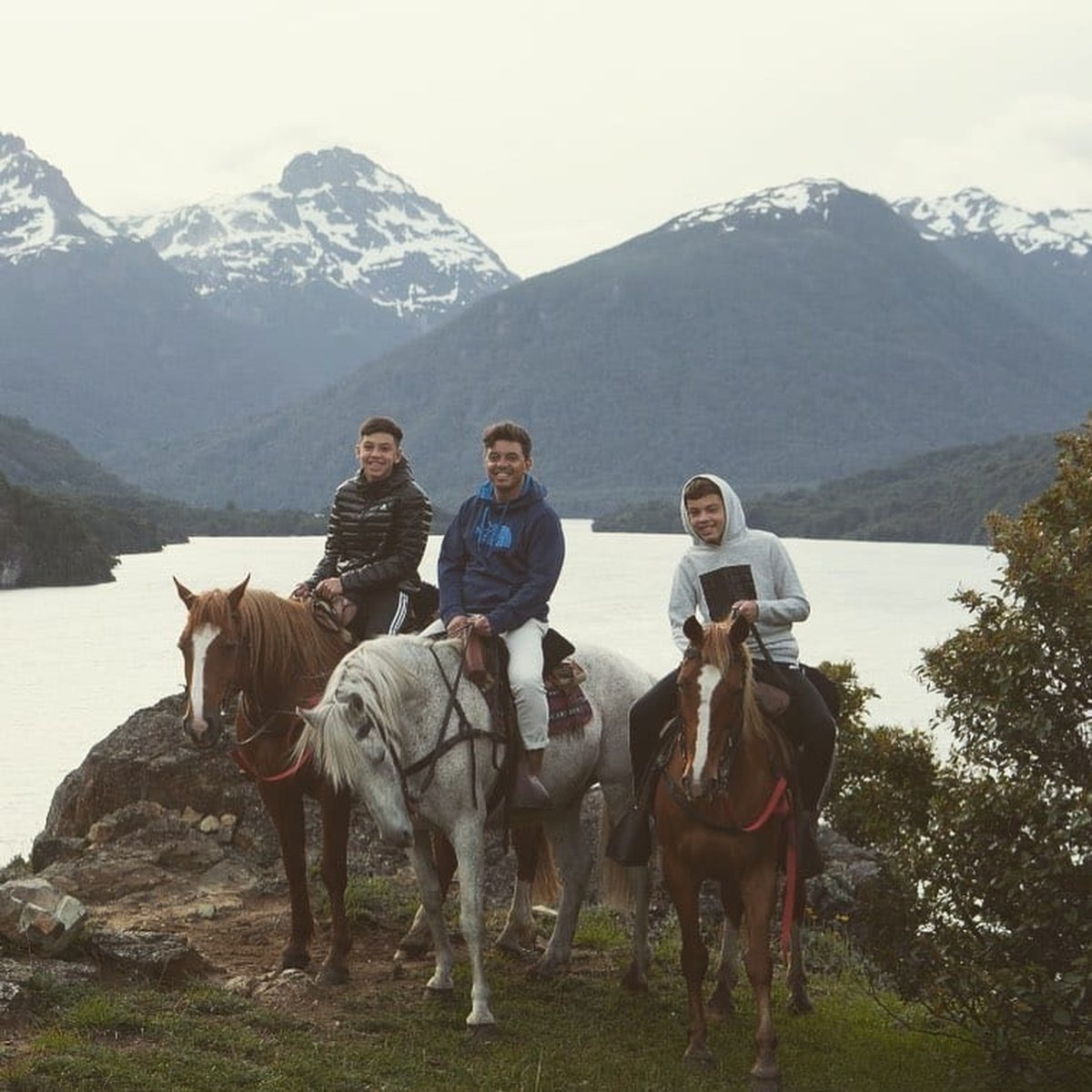 Marcelo Gallardo junto a sus hijos de vacaciones en Bariloche.