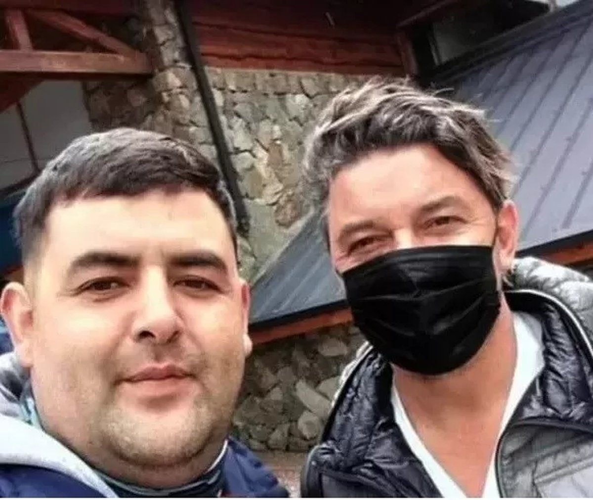 El DT de River Plate, Marcelo Gallardo, con un fan&aacute;tico en San Mart&iacute;n de los Andes.