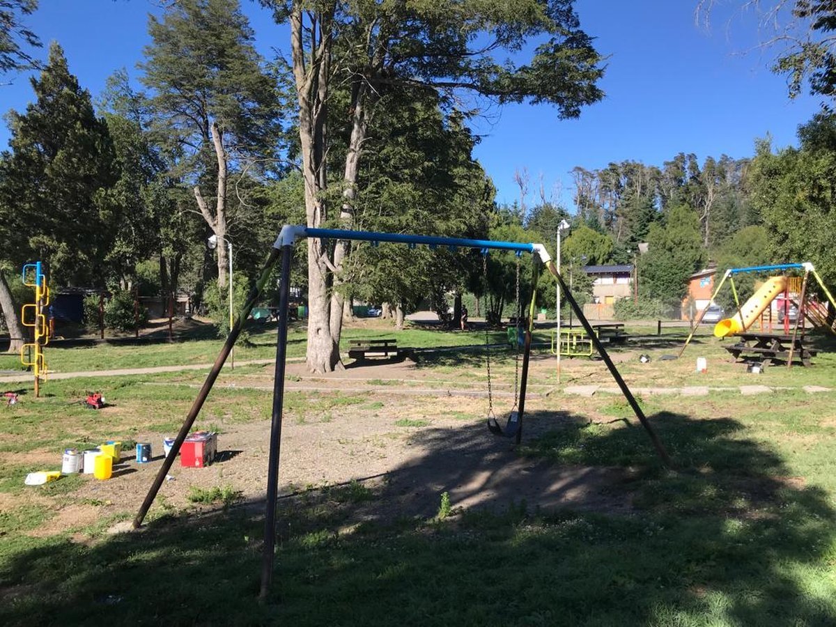 Villa La Angostura: se realizaron trabajos de mantenimiento en las hamacas