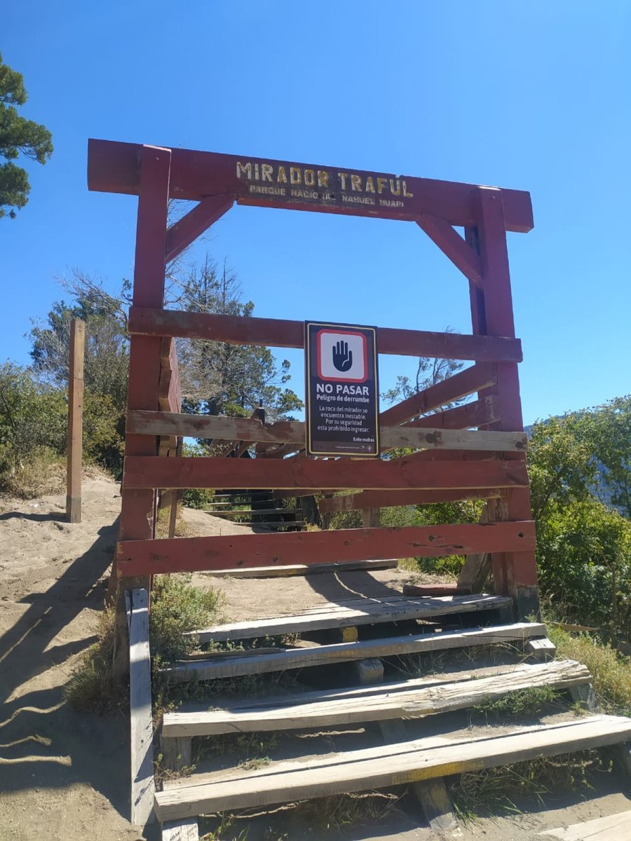 Los carteles en el Mirador del Parque Nacional Nahuel Huapi