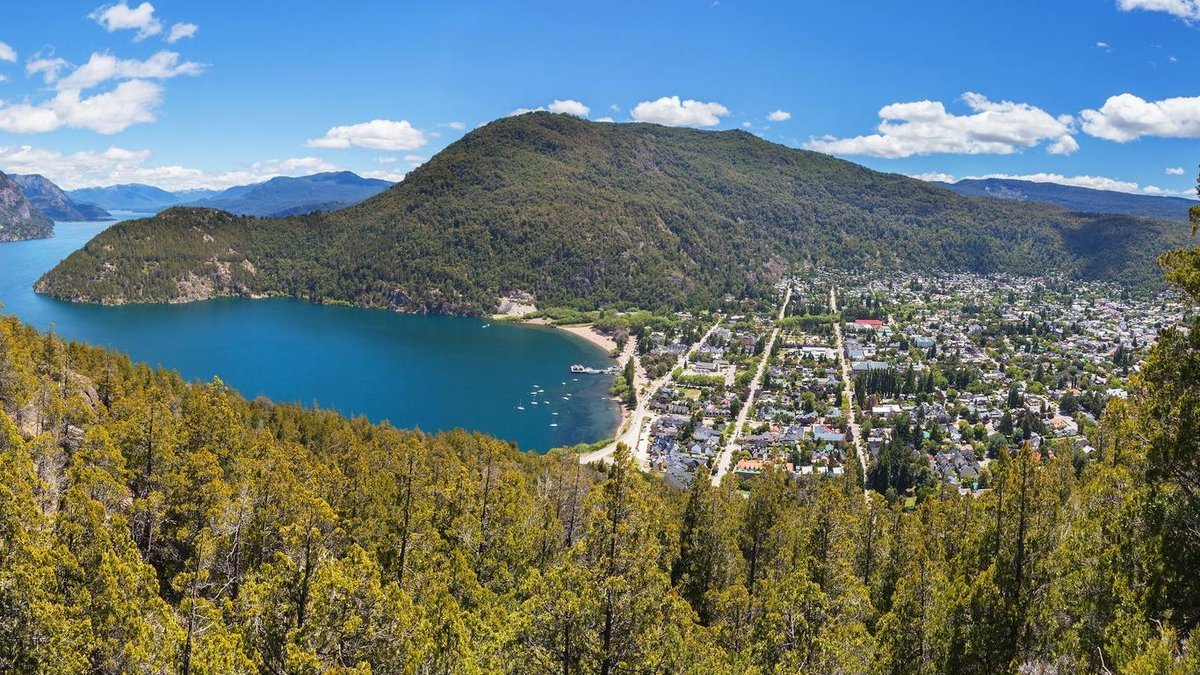 El Lago L&aacute;car y la ciudad de San Mart&iacute;n de los Andes vistos desde el Mirador Arrayanes