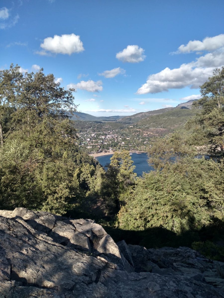 Uno de los miradores de Bandurrias hacia el centro urbano de San Mart&iacute;n de los Andes