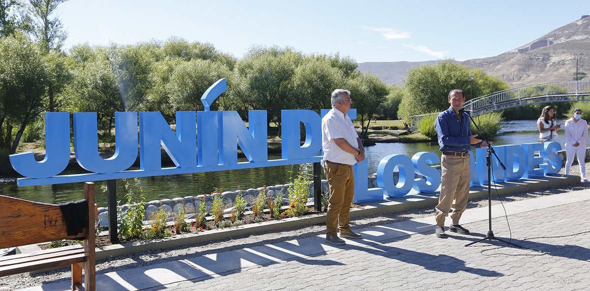 Guti&eacute;rrez estuvo en la presentaci&oacute;n del nuevo cartel de Jun&iacute;n de los Andes