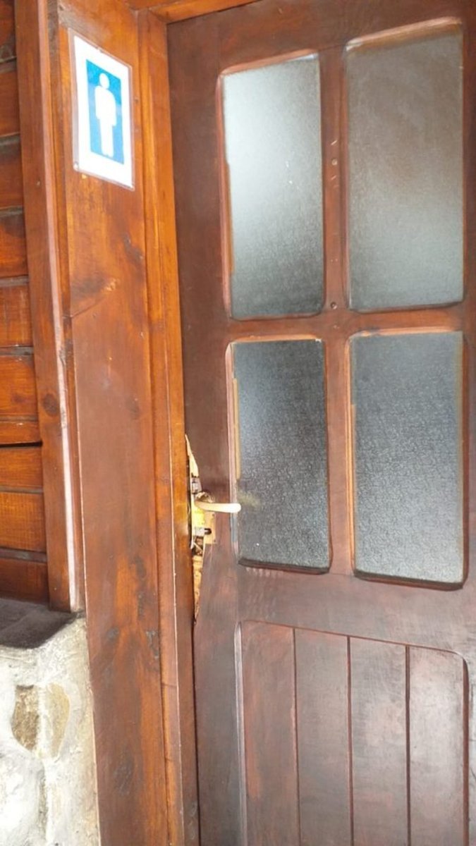 La puerta de la terminal de Villa La angostura