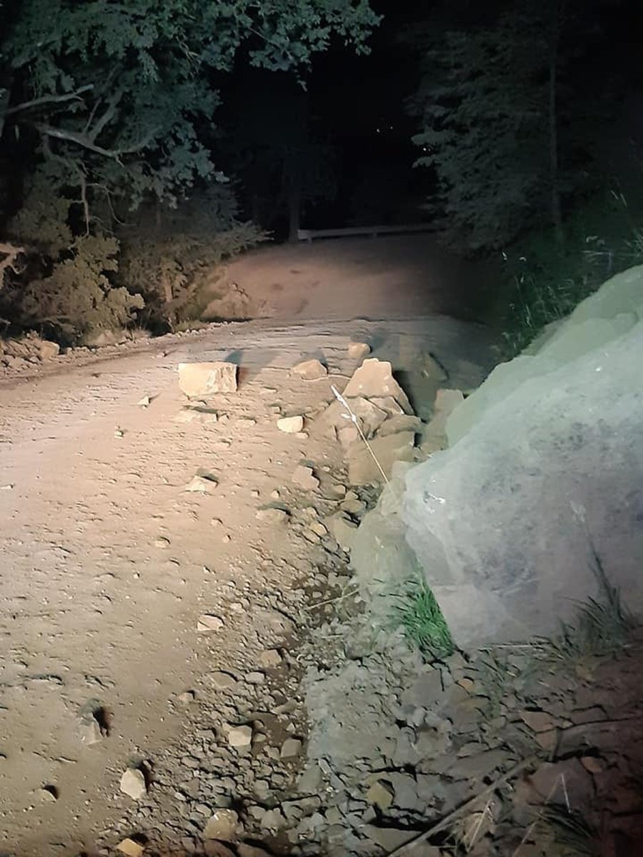 Protecci&oacute;n civil de San Mart&iacute;n de los Andes trabajo en el despeje de las rocas del camino