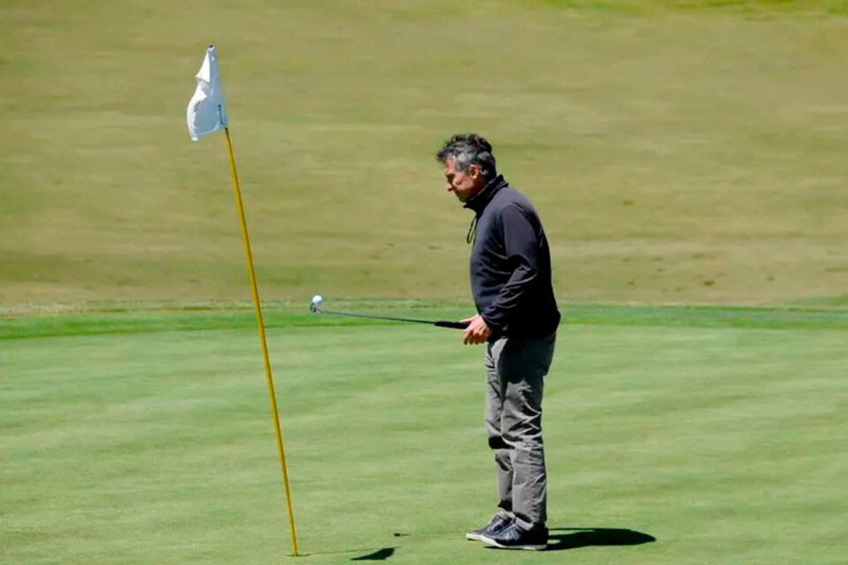Mauricio Macri jug&oacute; al golf en Bariloche con el funcionario saud&iacute;    Foto: P&aacute;gina 12