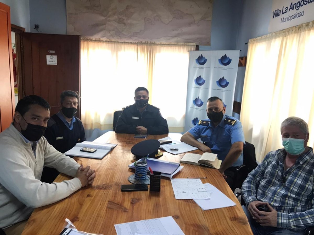 Villa La Angostura: reuni&oacute;n de la municipalidad y la polic&iacute;a