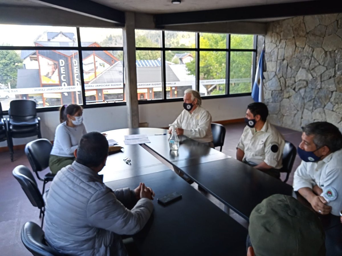 Firma del convenio con integrantes del Parque Nacional Lan&iacute;n