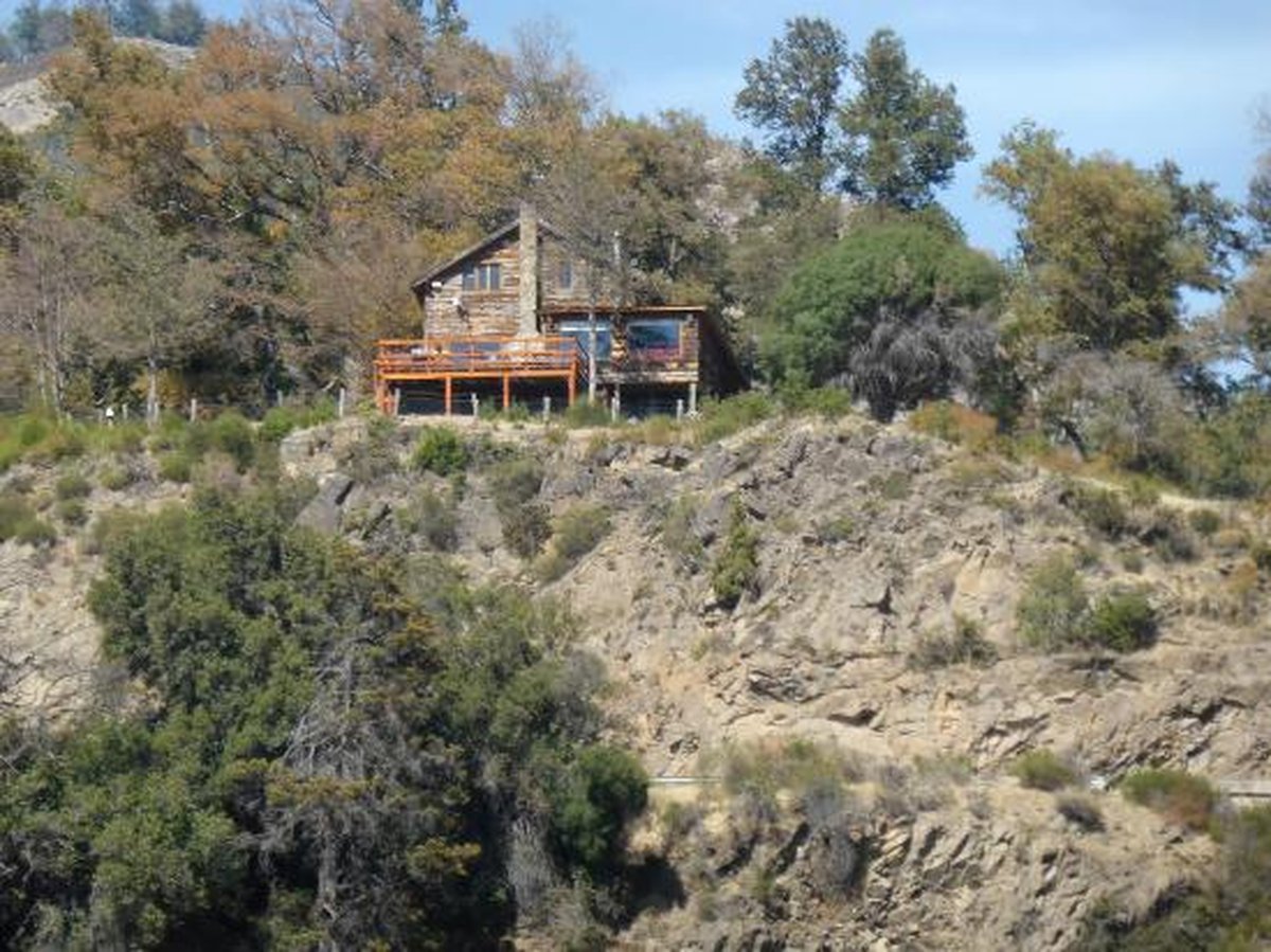 San Mart&iacute;n de los Andes: la caba&ntilde;a a orillas del Lago L&aacute;car que fue hogar de Gustavo Berm&uacute;dez durante una serie de los 90