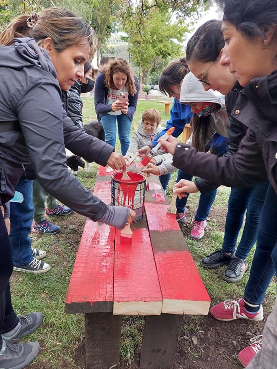 El pasado 8 de marzo comenz&oacute; en San Mart&iacute;n de los Andes la campa&ntilde;a de &ldquo;Bancos Rojos&rdquo;, un proyecto sobre la prevenci&oacute;n de la violencia de g&eacute;nero.
