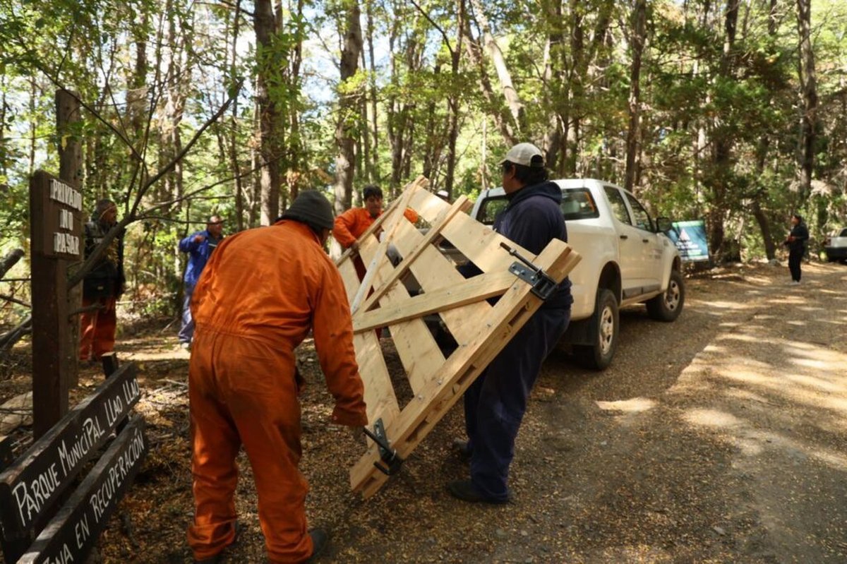 Bariloche: personal municipal retira la tranquera que hab&iacute;an colocado quienes intentaron usurpar el lugar