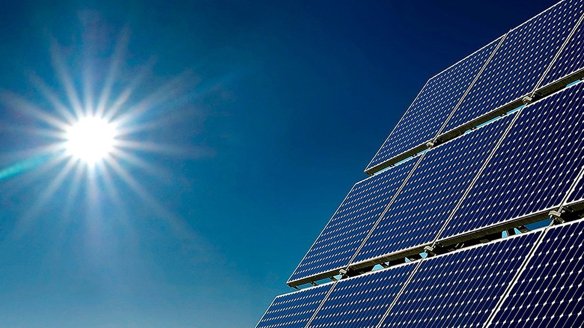 Antenas y paneles solares en el Parque Nacional Lan&iacute;n garantizan la conectividad a residentes y turistas.