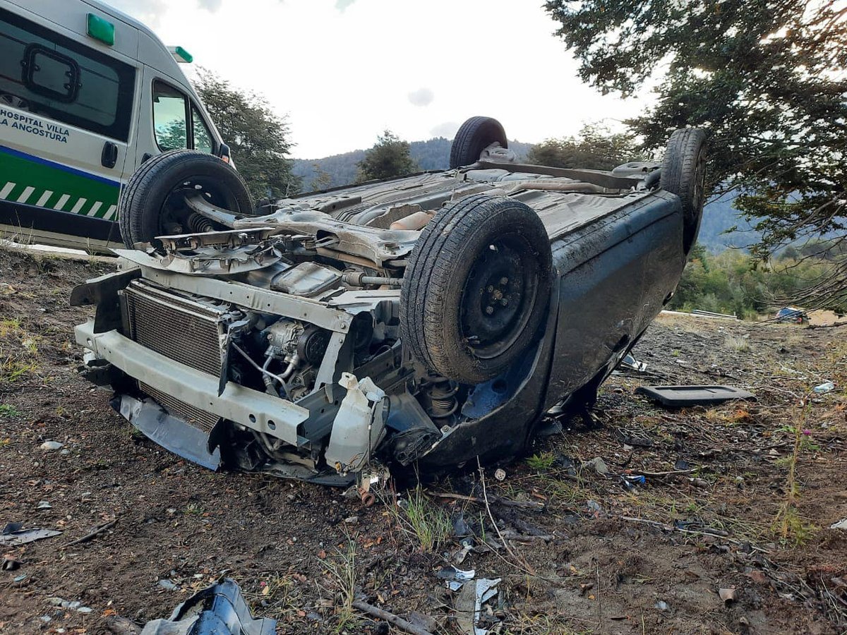 Accidente y vuelco en la Ruta 40, Camino de los Siete Lagos.