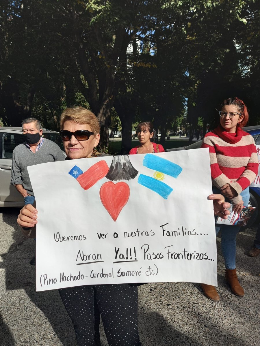 Manifestantes en el Consulado de Chile en Neuqu&eacute;n pidieron por la reapertura de los pasos fronterizos