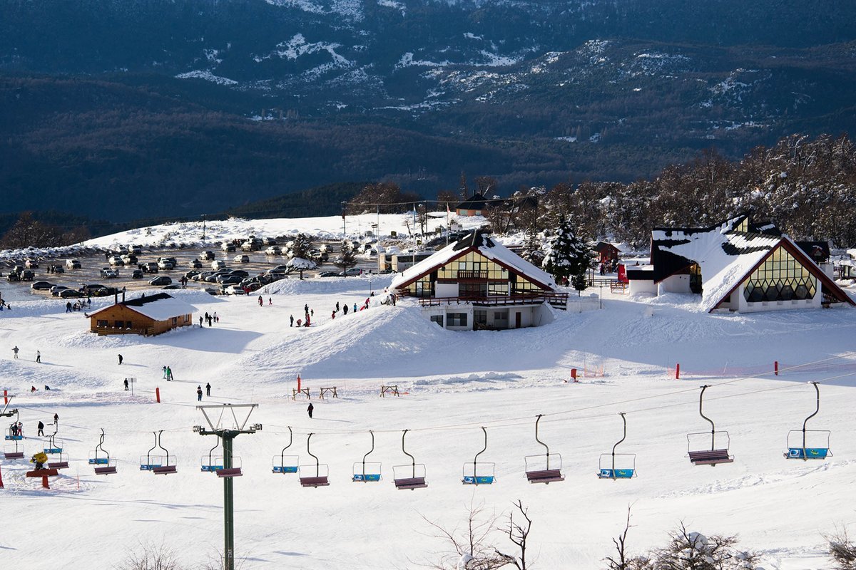 Cerro Bayo y Chapelco preparan la apertura de sus pistas de cara a la temporada invernal.