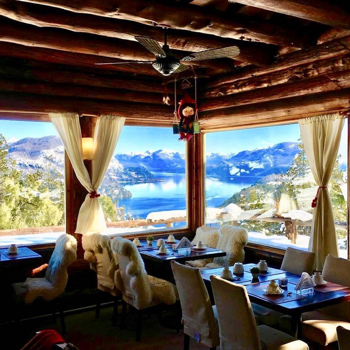 El sal&oacute;n principal tiene hermosas vistas al Lago L&aacute;car