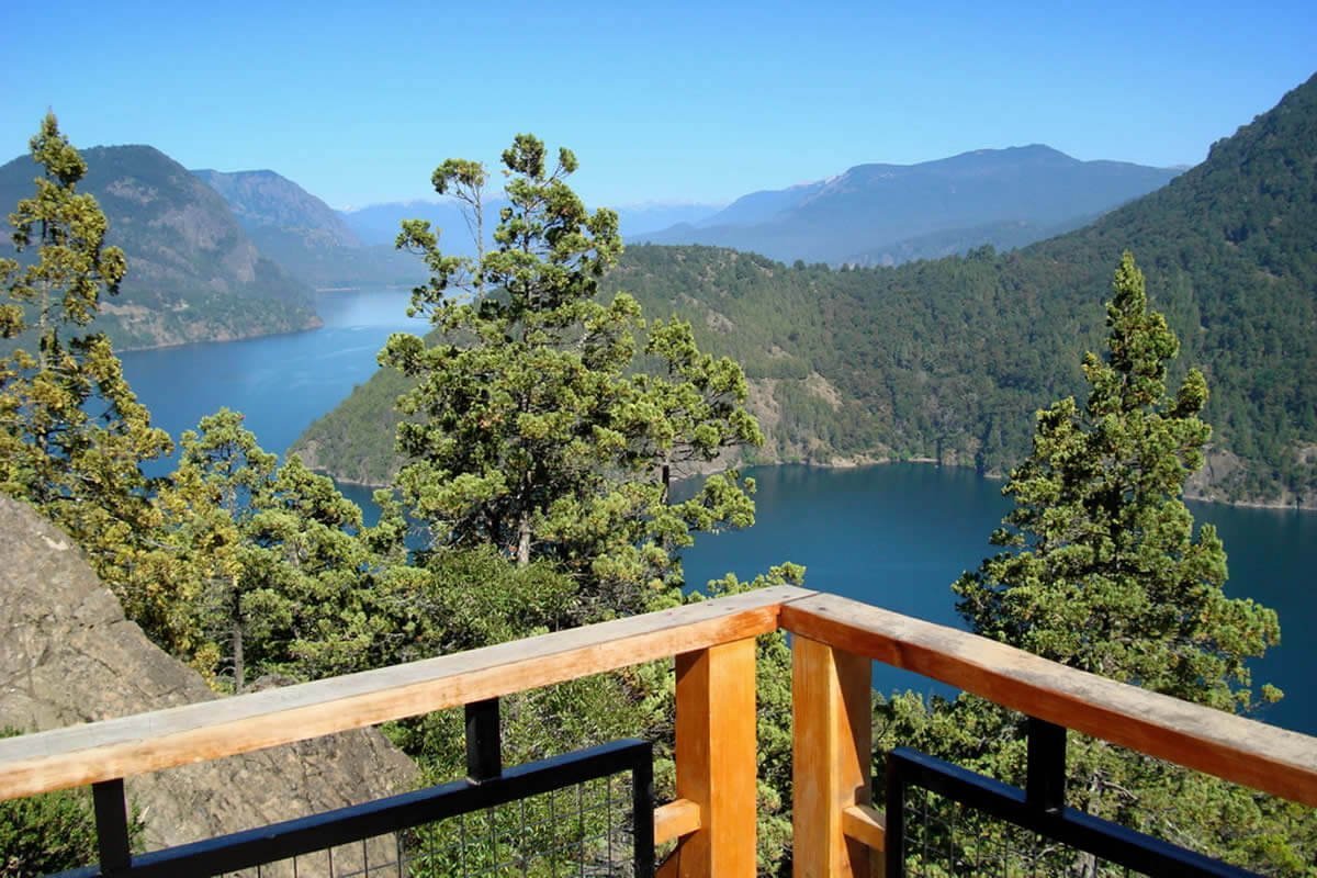 El Mirador Arrayanes y una imagen caracter&iacute;stica de la Patagonia: bosques, cerros y agua turquesa
