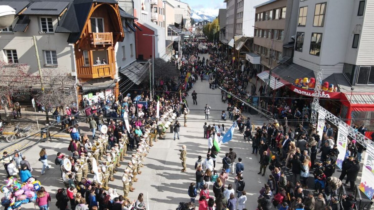 Desfile por el aniversario de Bariloche en el centro de la localidad