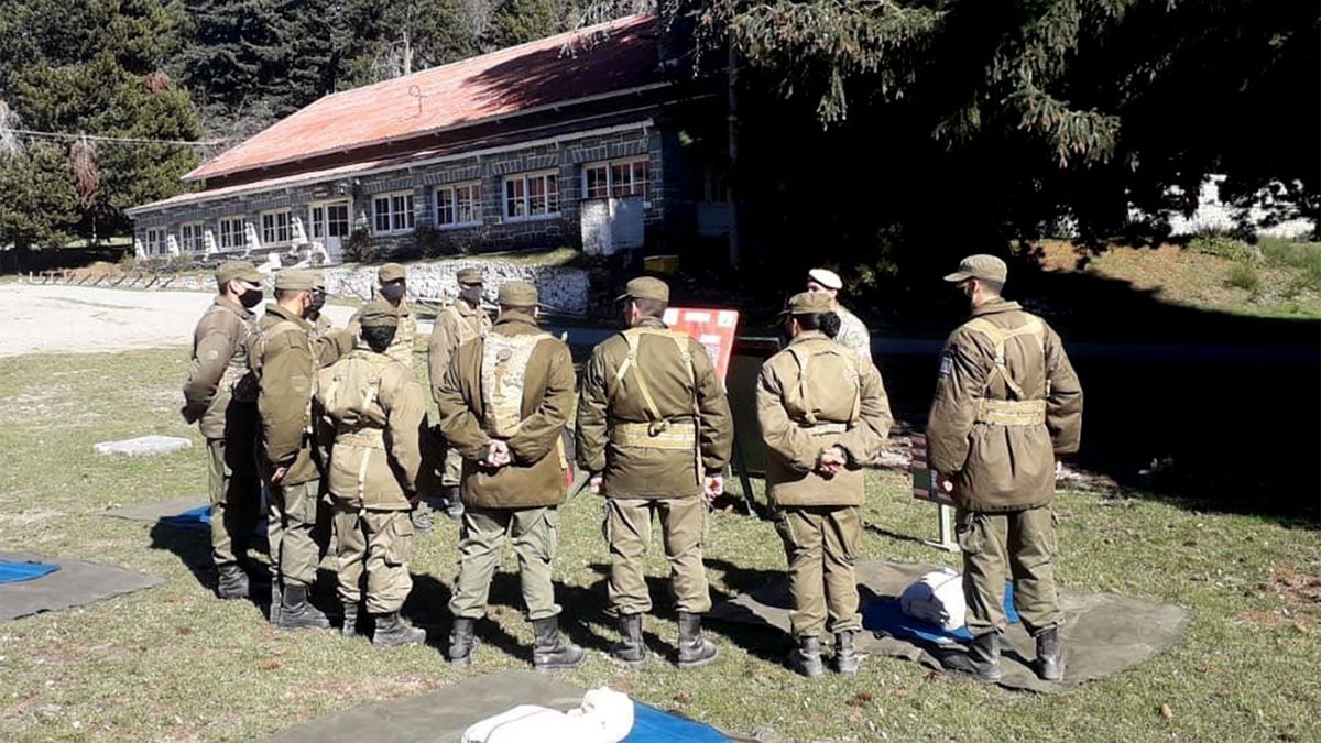 Una petici&oacute;n para frenar la entrega de la Escuela Militar de Monta&ntilde;a de Bariloche a la comunidad Mapuche.