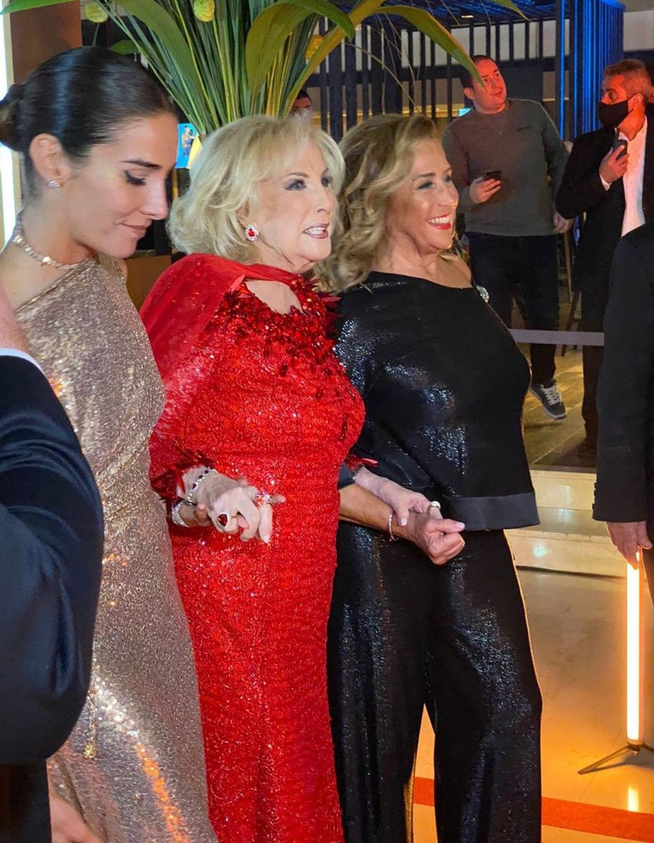 Mirtha Legran lleg&oacute; a la entrega de premios de la televisi&oacute;n argentina junto a su hija y su nieta.