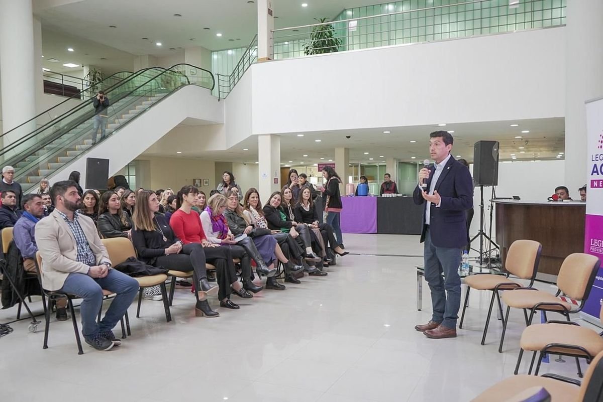 Marcos Koopmann, encabez&oacute; la apertura de la charla &ldquo;La agenda de g&eacute;nero en el sector Oil &amp; Gas&rdquo;, en la Legislatura de Neuqu&eacute;n.