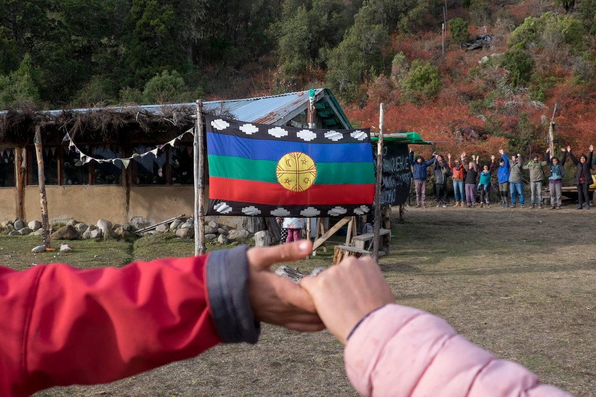 Abrazo simb&oacute;lico para apoyar a la comunidad mapuche en su disputa por las tierras en Bariloche. Foto: Diario R&iacute;o Negro