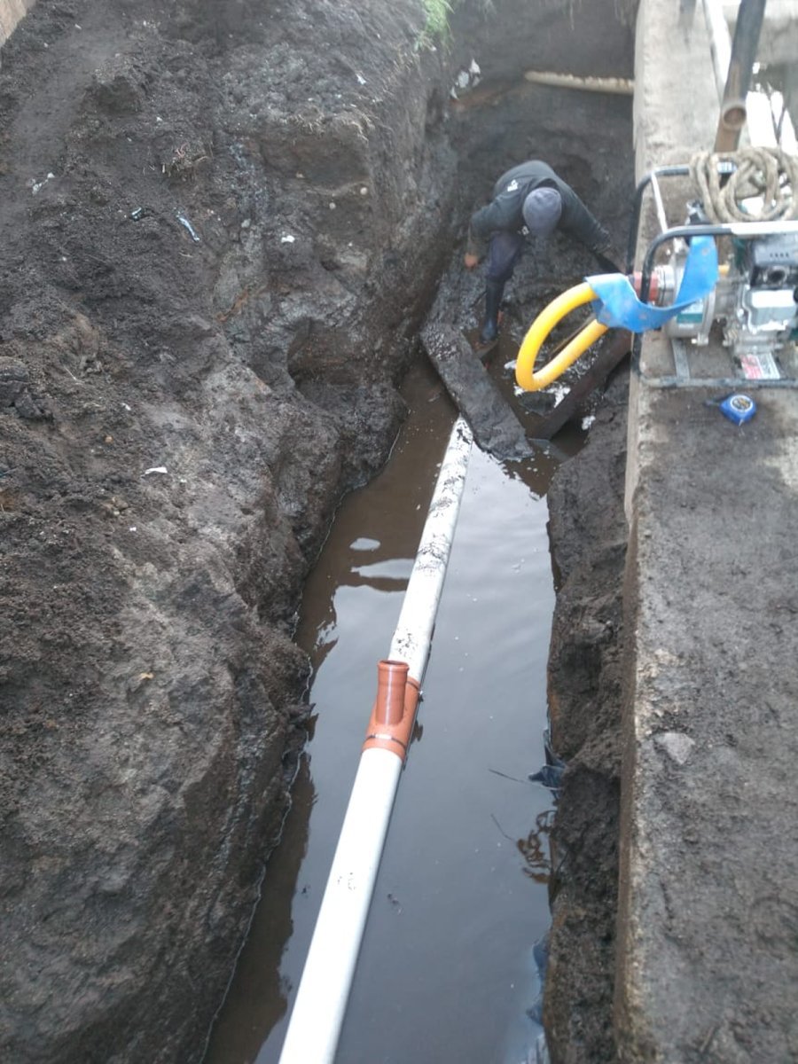 Se llev&oacute; a cabo la reparaci&oacute;n de un tramo de ca&ntilde;er&iacute;a de la red cloacal en el sector del canal del barrio el Mall&iacute;n en Villa La Angostura.