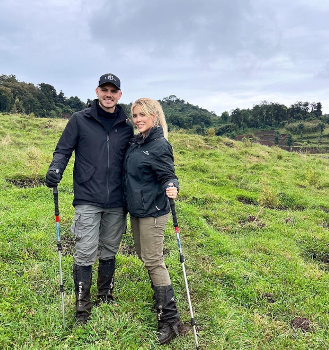 Wanda Nara y Mauro Icardi durante su excursi&oacute;n donde visitaron una familia de gorilas.