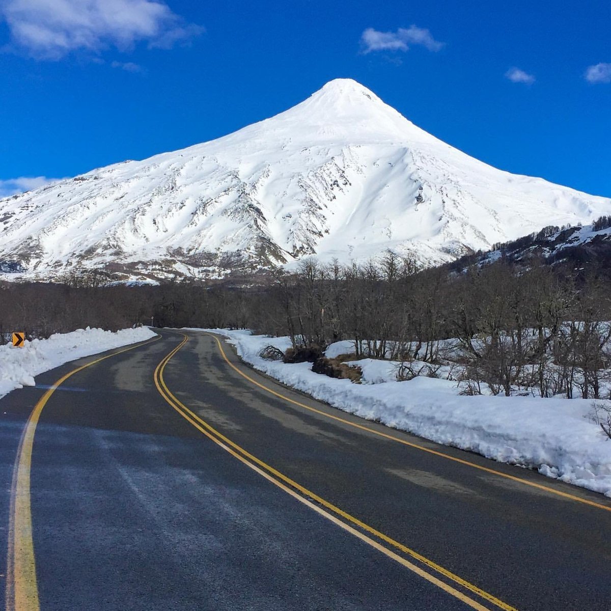 El Volc&aacute;n Lan&iacute;n se observa a corta distancia por la ruta de este paso fronterizo