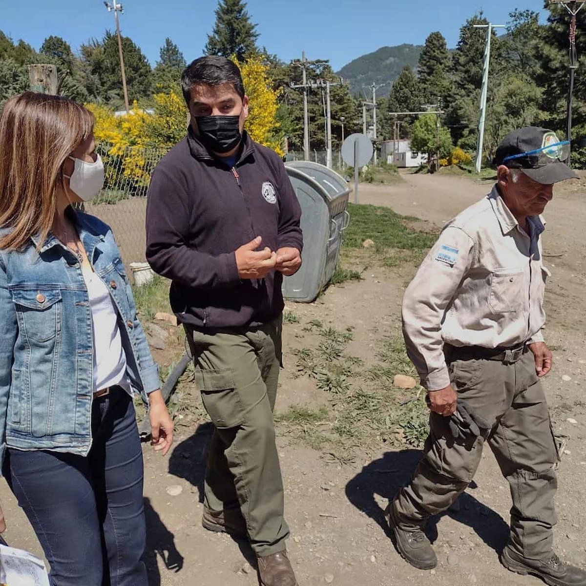 Rivera junto al equipo de Guardas Ambientales de San Mart&iacute;n de los Andes.
