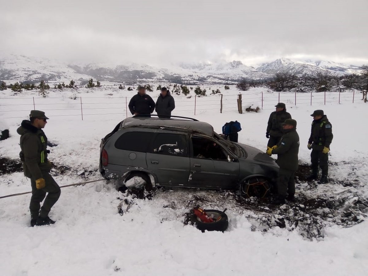 Temporal con nevadas y asistencia de Gendarmer&iacute;a en las rutas neuquinas.